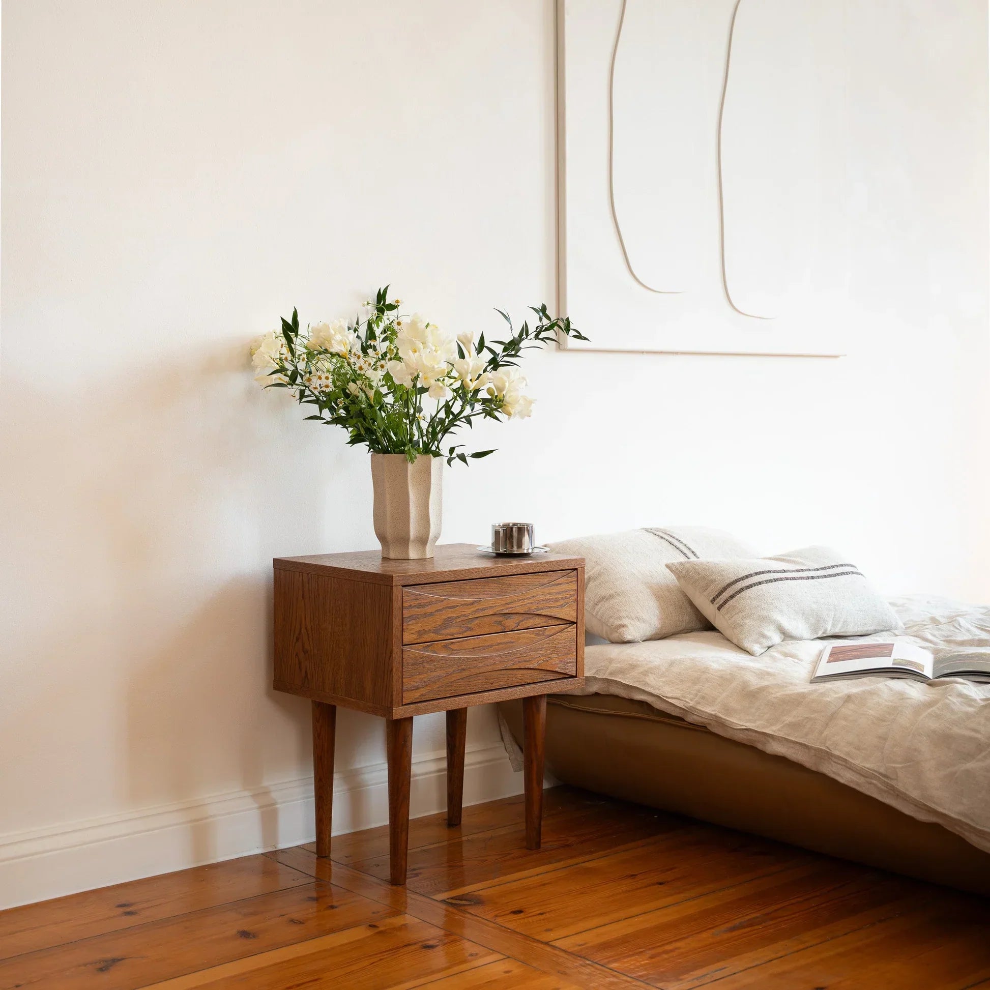 Wooden bedside tables – inspiration for modern and classic bedrooms